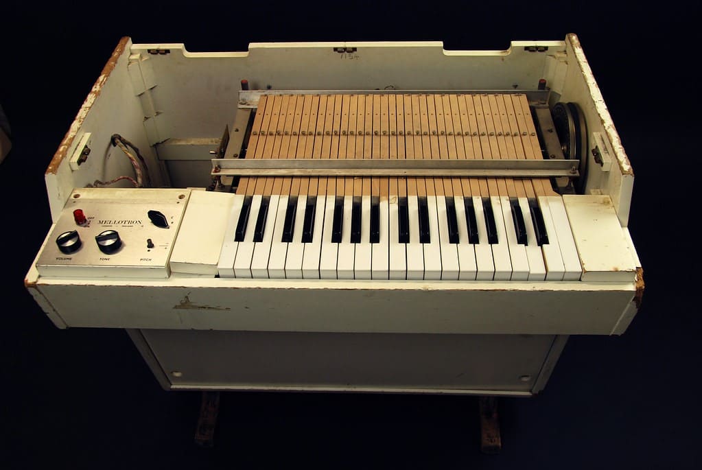 Los Instrumentos Más Extraños Utilizados en el Rock 3