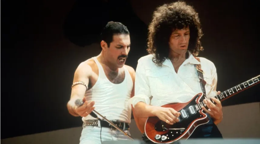 QUEEN CEDE SU CORONA: ESTA ES LA BANDA A LA QUE BRIAN MAY RECONOCE COMO “LA NUEVA REALEZA DEL ROCK BRITÁNICO” QUEEN CEDE SU CORONA: ESTA ES LA BANDA A LA QUE BRIAN MAY RECONOCE COMO “LA NUEVA REALEZA DEL ROCK BRITÁNICO”
